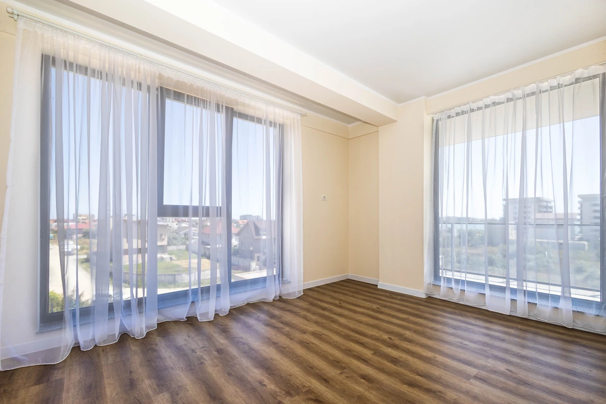 Dormitorul Apartamentului nr. 20 din O.B.A. Lake cu suprafețe vitrate ample